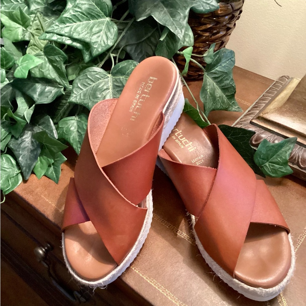 Bertuchi Spain Leather Camel Sandals Comfort Platform. Gently used.